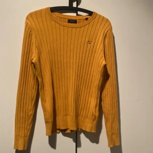 Gant tröja  - Gul/orange gant tröja i bra skick storlek L men passar mera som M eller S skriv för mer frågor 