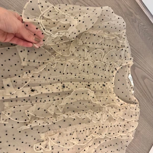 Blus från Zara - Använd 1 gång. Supersnygg blus i organza. Offwhite med svarta prickar. Nypris 499:- Köpt på Zara 