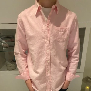 Gant skjorta  - Gant skjorta i rosa. Oanvänd, skick 9/10.  Nypris 1200kr. Vårt pris 349kr. Modellen på bilden är 173 o bär vanligtvis S. OBS: Pris går att diskutera. 