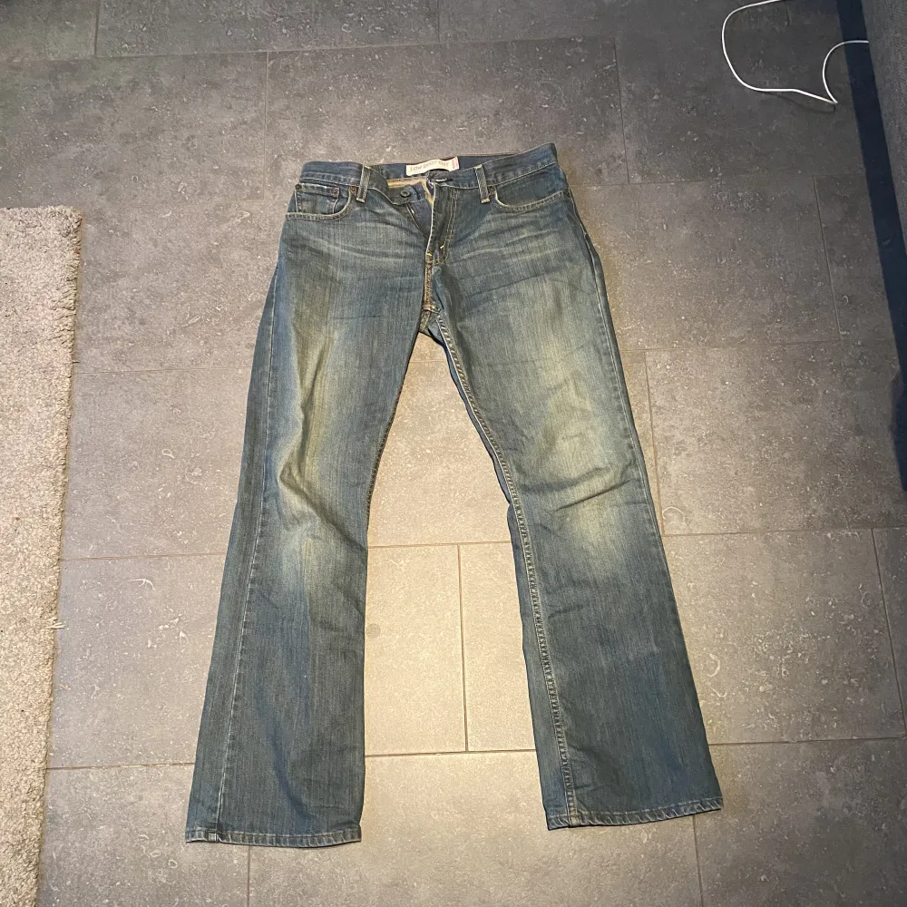 Feta Levis jeans, sälja pga att de inte används. Färgen är som de ser ut på bild 1. Grymt skick förutom tagen back och lite lite heelbite, alla fel syns på bild 3. Jag är 182cm för referens. Skriv gärna för frågor och fler bilder :). Jeans & Byxor.