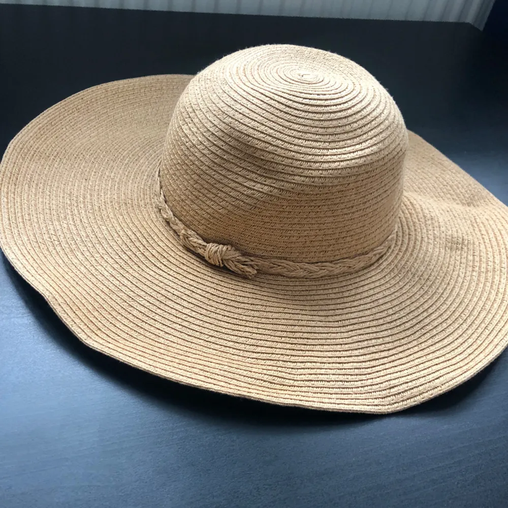 En beige hatt från H&M, bra skick  Köparen står för frakten . Accessoarer.