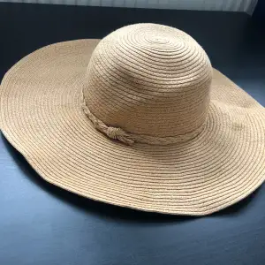 En beige hatt från H&M, bra skick  Köparen står för frakten 