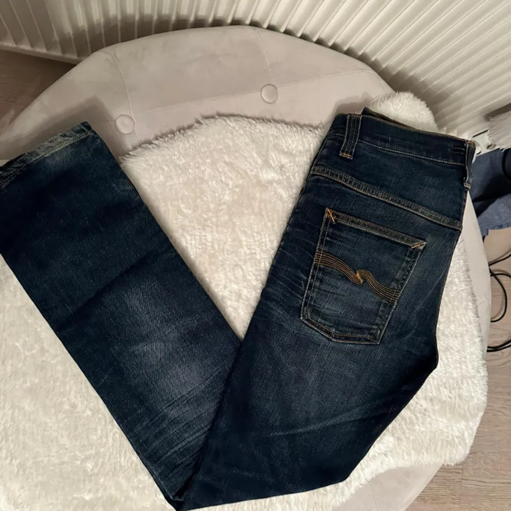 Ett par feta nudie jeans som är helt fläckfria. Skick:9/10  Storlek är W32 L32  Färg Ljusblå/mörkblå Nästan helt nya. Ny pris 1600kr. Jeans & Byxor.