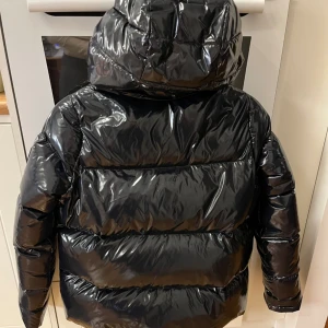 Tommy Hilfiger jacka glossy navy blue - Dunjacka/ Vinterjacka Storlek: xxs  Skick: enligt bilder, kan finnas någon skavank men övergripande fint skick!