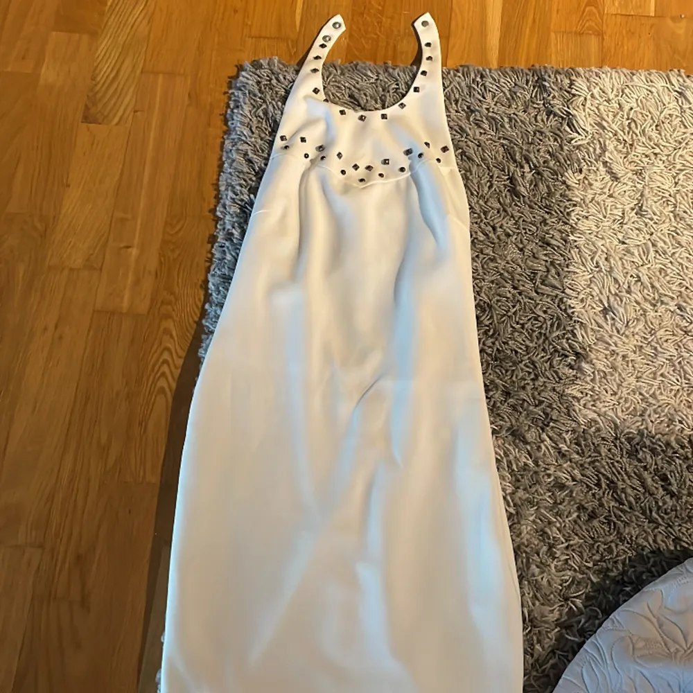 Säljer denna fina vita klänningen som är i storlek s från zara♥️ inga defekter. Den är liten i storleken så passar xs säljer för 300 spänn, har används 2 gånger . Klänningar.