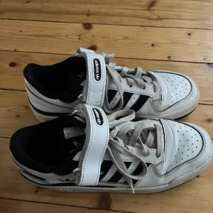 Adidas forum - Sneakers från adidas i ok skick! Lite smutsiga och har slitage på ena hälen.