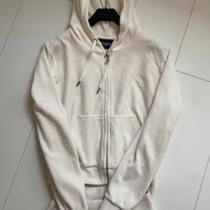 juicy couture sett  - Vit juicy couture sett, tröjan är i stolek s och byxorna är i stolek xs, tyvärr har settet lite fläckar, 2 små på tröjan och några på byxorna men endast fram! Men kom privat för mer bilder på de osv🤍nypris: 2600kr mitt pris: 700kr men pris kan disku