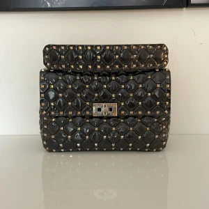 Valentino Garavani väska  - Valentino rockstud spike bag - medium.  Givetvis äkta, har kvittot från Vestiaire Collective. Sällsynt väska som har PVC över lädret. Använd men i bra skick! Säljer endast vid bra bud. Fråga gärna om fler bilder❤️