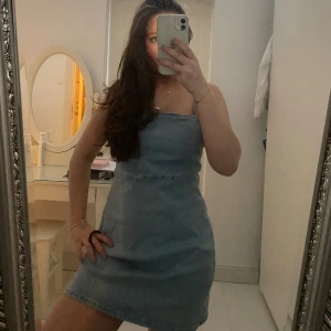 Jeansklänning - Såå söt jeansklänning💘💘 sitter lite oversized då det är storlek L men har vanligtvis s/m