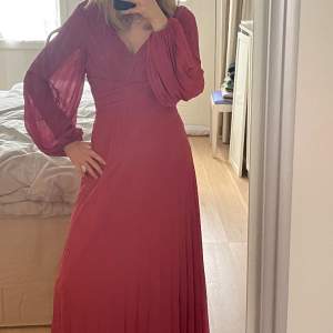 Jätte fin lång, röd klänning som jag tyvärr aldrig haft tillfälle att använda och därför säljer nu. Oanvänd och som ny