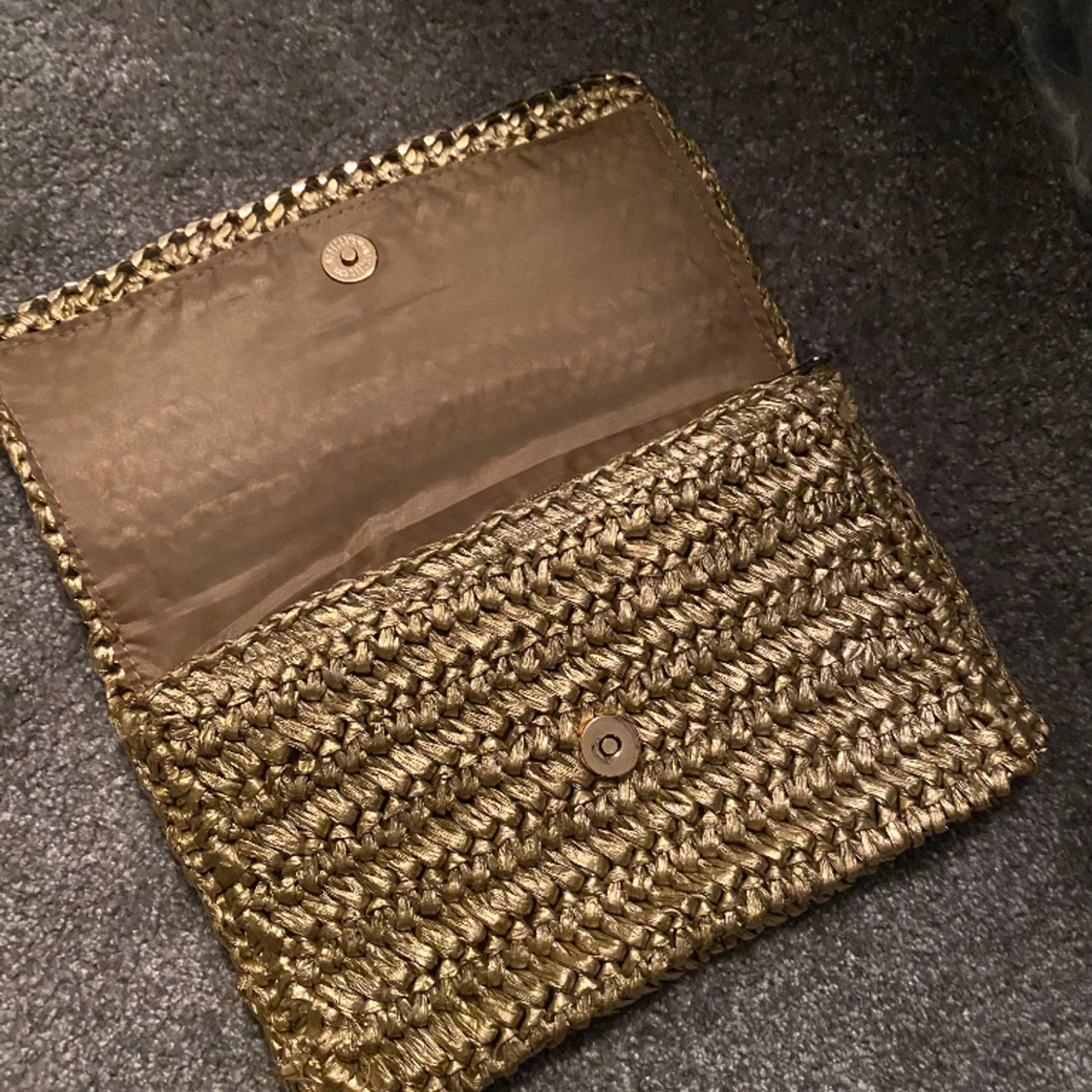 Guldig kuvertväska  - 90