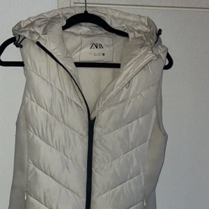 Zara väst - En jättefin vår väst som är använd ett förtal gånger, inga defekter,säljer på grund av att den e förliten och inte min stil,stl 32-34(S), kan sänka priset