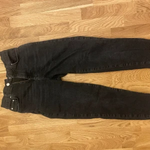 Jeans  - Svarta mom-jeans. Stretchiga. Lite kortare i benen, jag själv är 169 cm lång. Använda några få gånger endast. 