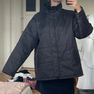 Jacka - Tunnare täckjacka i bred / rak passform. Herrstorlek 50/52 så sitter oversized.