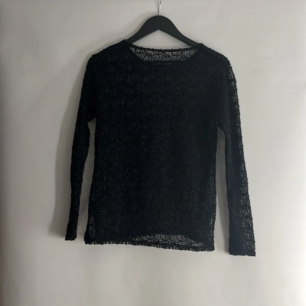säljer denna jättefina mönster/genomskinliga svarta tröjan pågrund av att jag har 2 likandanna, skulle aldrig säljt denna annars😍pris kan absolut diskuteras. orginal pris e 499. Blusar.