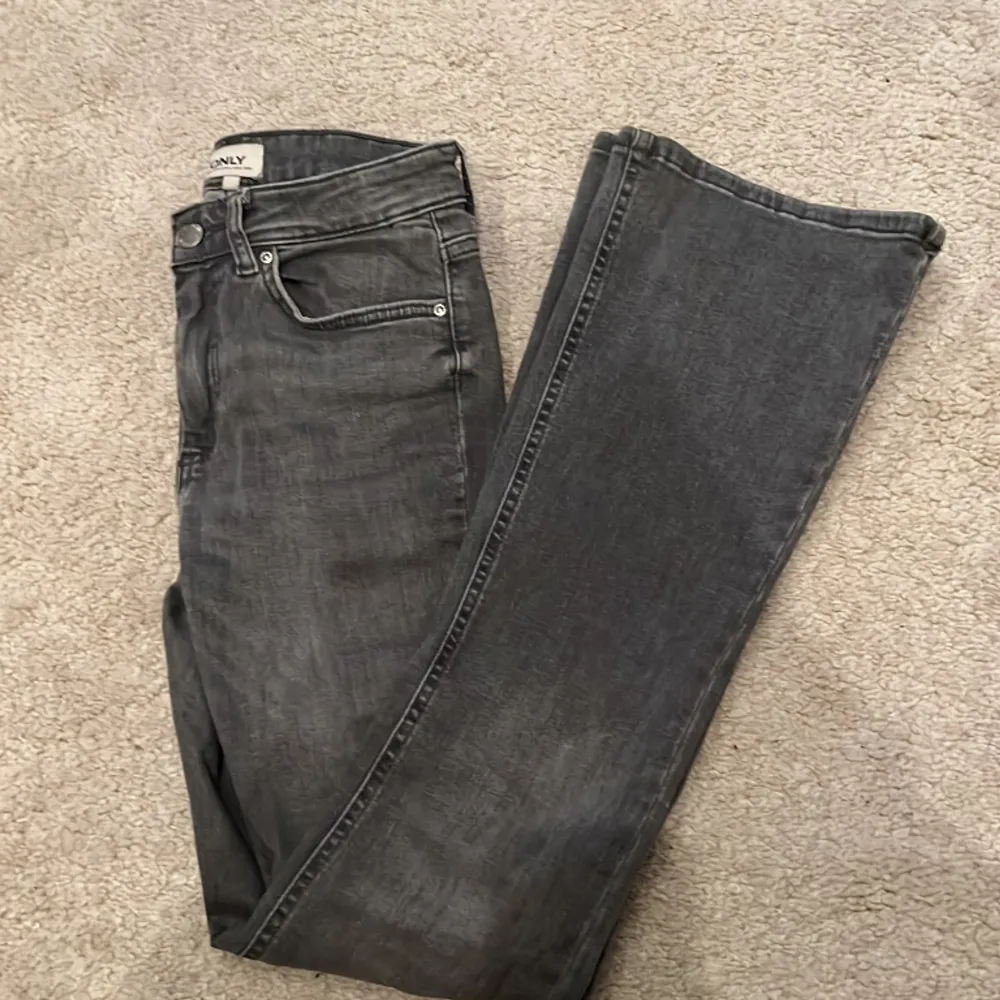 Säljer mina gråa jeans pågrund av att dom har blivit för korta för mig. Super fina och älskar färgen🩶Dom är rätt så lågmidjade och boot cut. Inga skador eller hål. Hör av dig privat för fler bilder🙏🏽. Jeans & Byxor.