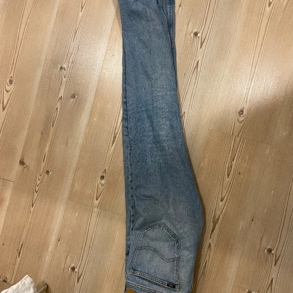 Säljer ett par LEE jeans i storlek 30/32 och 9/10 skick som nya, hör av dig vid frågor. Jeans & Byxor.