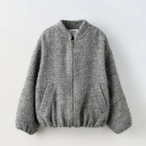 Kofta/jacka - Super fin jacka/kofta från zara, köpt förra veckan och amvänd en gång då den är lite för liten, skriv för fler bilder 💕