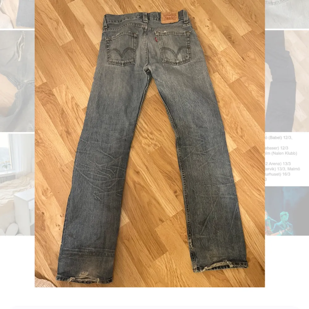 Vintage Levis 506 jeans med snygga slitningar och rak modell. 30/32. Jeans & Byxor.