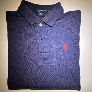 U.S. Polo Assn  - Riktigt snygg U.S. Polo Assn i riktigt bra skick:(9/10). Den är sparsamt använd och nypris är 399kr. Snygg nu till vår och sommar. Passar storlek Xs i vuxenstorlek. Köp fler i min profil och få mängdrabatt och fri frakt. Skriv för fler frågor! //Carl