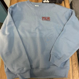 Polar skate co crewneck - Grym polar tröja av kvalite. Oanvänd. Helt enkelt guld tröja.