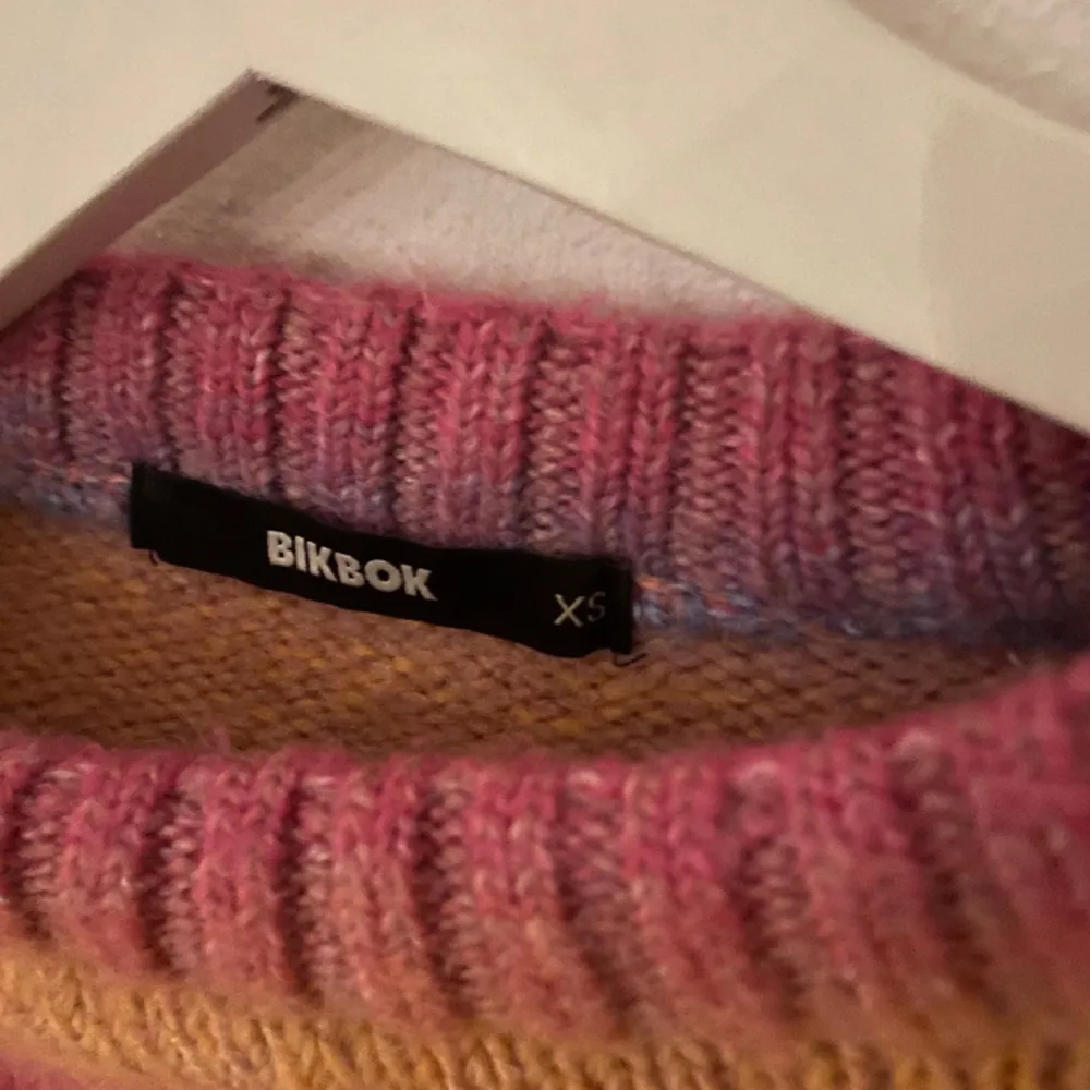 Färgglad stickad tröja från Bikbok! I storlek xs men passar absolut mindre och större storlekar. Tröjor & Koftor.