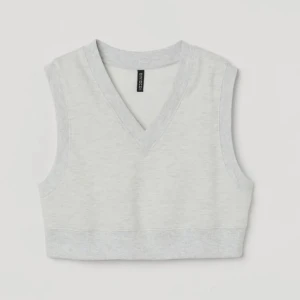 Ljusgrå Sweater Väst från H&M - (Säljs inte längre vad jag vet!)  Använd kanske 1 gång, men inte riktigt min stil!  Storlek S, men är stor i storleken så passar även M!  Nypris: 99 :- Säljer för: 40 :-  🩶