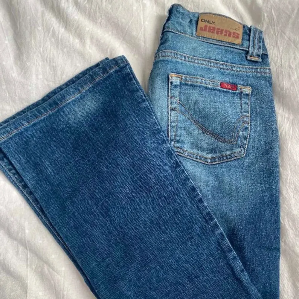 Säljer dessa super snygga lågmidjade bootcut jeans från only 💕 Bilderna är lånade från tidigare ägare! 🚨kan köpas direkt för 499 🚨. Jeans & Byxor.