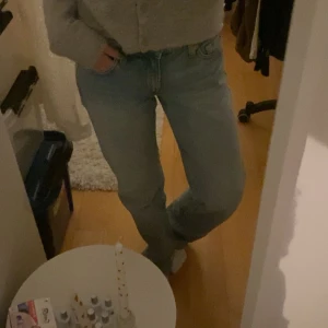 Jeans - Säljer nu mina jeans från Weekday i modellen low arrow! Använda fåtal gånger så inga defekter! Nypris: 590kr