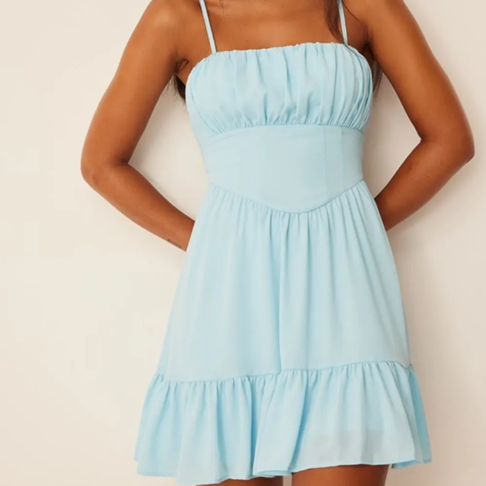 Jättesöt klänning från NA-KD i storlek 38🥰 Säljer pga den aldrig kommer till användning och har endast testats. Nypris 209kr, använd gärna köp nu! . Klänningar.