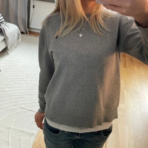 Ralph lauren - Super fin tröja men kommer tyvärr inte till användning längre. Finns en defekt se bild 3, men det är inget man ser eller tänker på❤️hör av er vid fler frågor eller funderingar. Priset går att diskutera