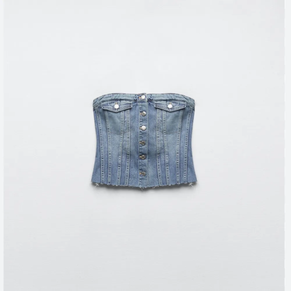 En korsett topp i jeans från Zara. Köpt för 329kr, helt slutsåld, nyskick. Toppar.