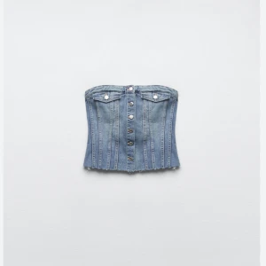 Korsett topp från Zara - En korsett topp i jeans från Zara. Köpt för 329kr, helt slutsåld, nyskick