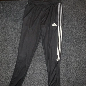 Adidas byxor  - Adidas byxor dragkedja i fickorna 