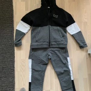 Armani EA7 - Hoodie och byxa i nyskick. Storlek 170/xs. 