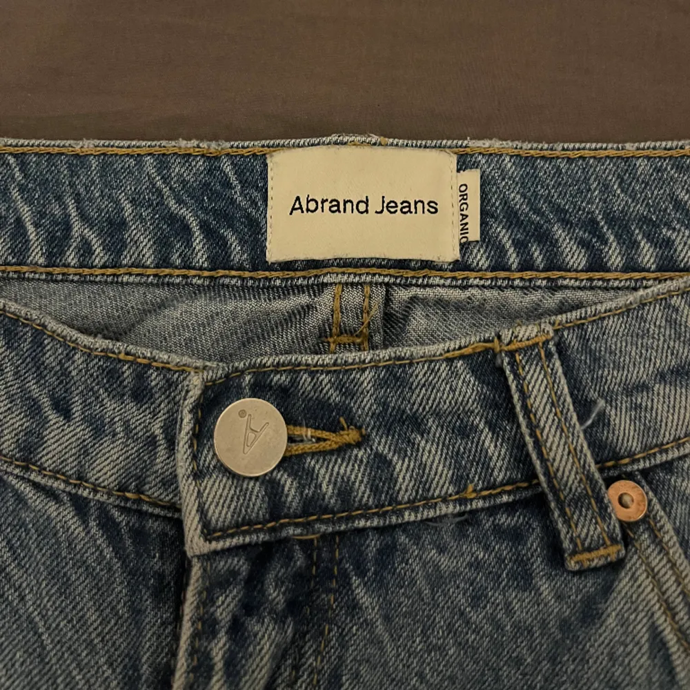 Mina favorit jeans använt några gånger men finns inga defekter, så sköna och fina, det är ett par A’99 Low Boot vilket gör dom speciell. Absolut mina favorit Low boot jag någonsin haft💕 ny pris 1000kr. Jeans & Byxor.