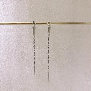 Alice Earrings🤍 - Fina, nätta, enkla örhängen.  Träs halvvägs igenom örat. 