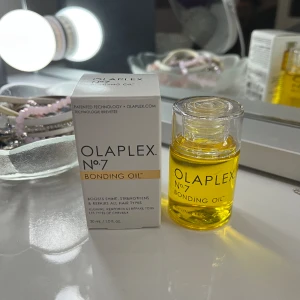 Olaplex hårolja - Oanvänd olaplex hårolja. Säljer den pga av att jag redan har en och behöver inte en till. Har bara öppnat kartongen för att ta bild på själva håroljan men annars är den oöppnad💗nypris 349 säljer för 200💗