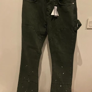 Jeans herr  - Säljer dessa helt nya Flared Jeans, då de inte passar mig. 