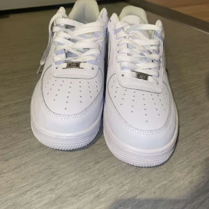 Air force 1 - Nya, har testats. Säljes pga smala i storlek.