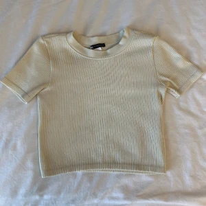 Croppad tshirt topp zara - Croppad top från zara. Fint skick 