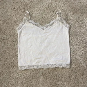 Only linne - Linne men spets från Only, har en liten fläck längst ner man annars i bra skick 💘