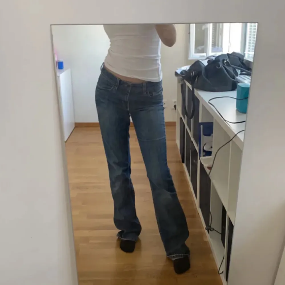 säljer dessa esprit jeans, passar bra på mig som är 170cm lång och har storlek S/34 på jeans, skriv vid funderingar ❣️. Jeans & Byxor.