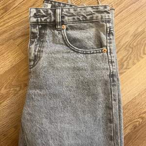 - säljer dessa gråa jeans - köptes för ett år sedan - använt ungefär 20 gånger - bra skick - stl 36 -