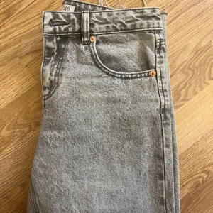 Gråa Jeans - - säljer dessa gråa jeans - köptes för ett år sedan - använt ungefär 20 gånger - bra skick - stl 36 -