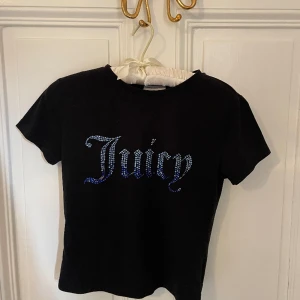 Juicy Couture Topp m. diamanttryck - Jättesnygg Juicy Couture topp med diamanttryck i ombre på framsidan!! Använt ett fåtal gånger och fint skick - enda defekten är att vissa diamanter fallit av. Det är inget som står ut riktigt då det redan finns så många. 💌