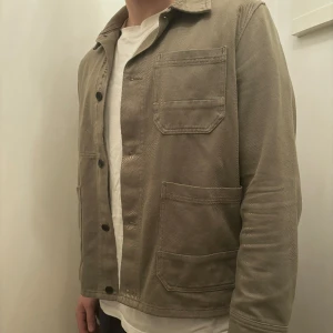 Arket grön overshirt - Arket Nypris: 990 Strl: 52 Man Material: bomullstwill Frakt ingår inte i pris