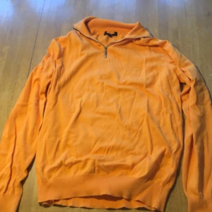 Burberry halfzip - Säljer en burberry halfzip. Tyvär är tagen där uppe avklippt där det står burberry, där av billigare pris. Men det står burberry på dragkedjan och på innertagsen så skriv bara om ni har frågor. Storlek ”7”, passar som L.