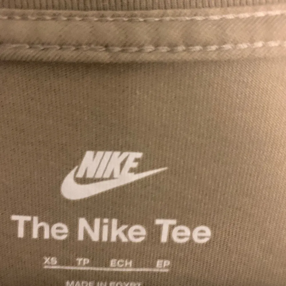 Säljer denna riktig snygga Nike t shirten som är köpt på Nike butiken i les halles , Paris sommaren 2022. Tröjan säljs pga att den har blivit för liten för mig. Skick: 8,5/10, storlek: xs i herr. Passar den som är runt 170-175.. T-shirts.