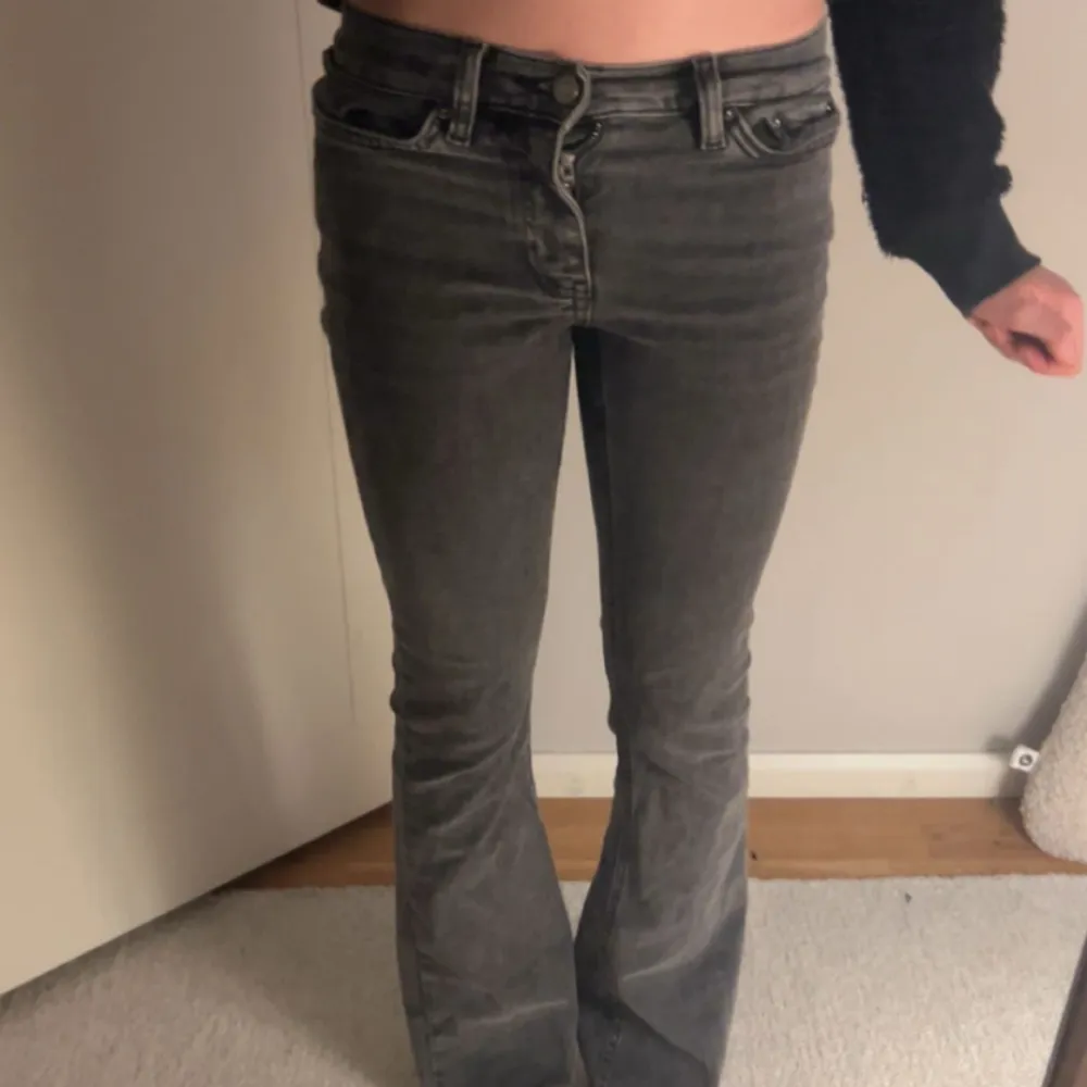 Säljer skit snygga jeans från Gina!! Köpte för ett tag sen men ser precis ut som nya🥰 säljer för att de e lite för små. Jeans & Byxor.